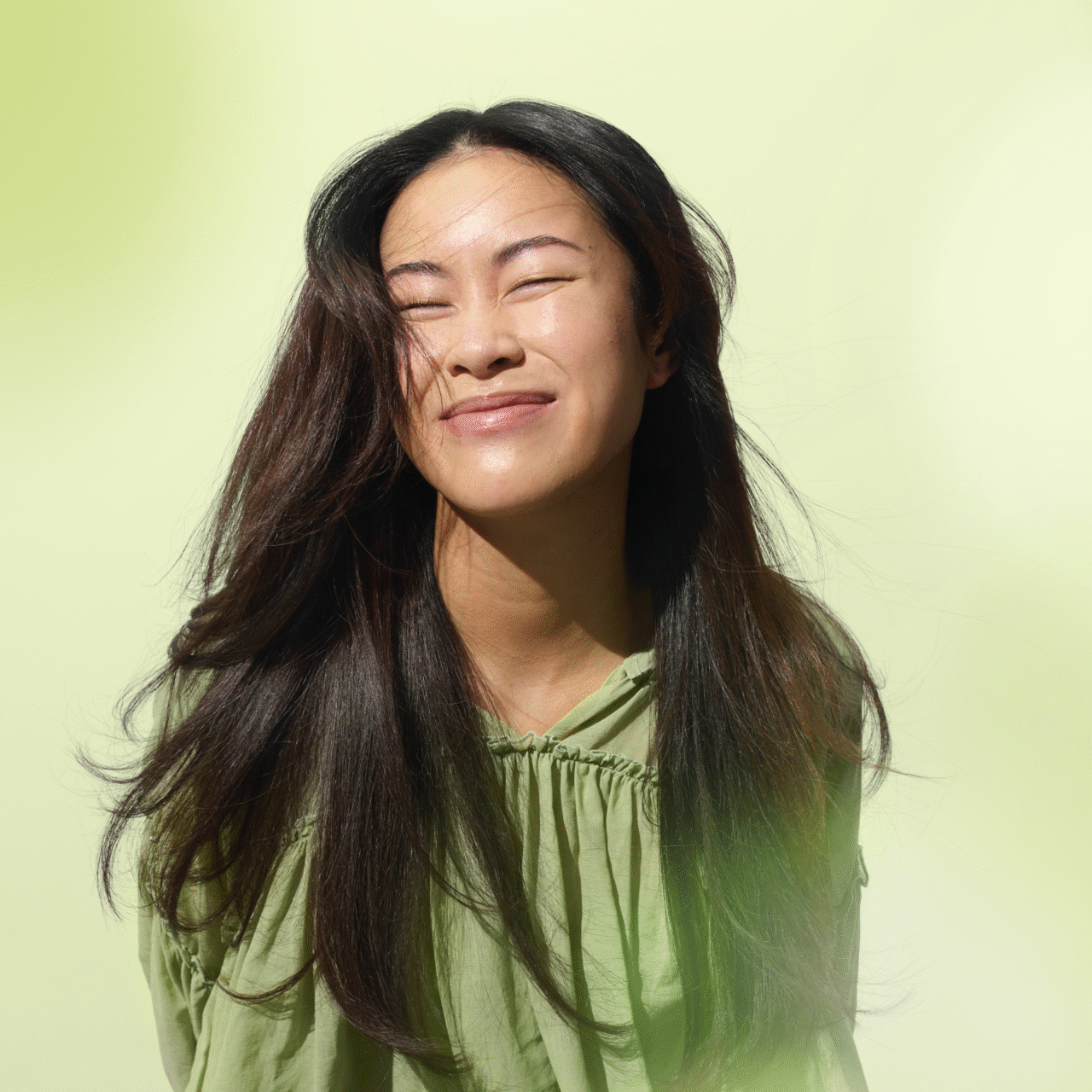 Herbina nainen vihreällä taustalla